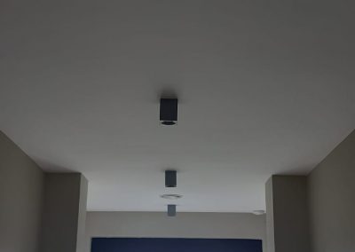 Din cauza cerintelor tot mai mari pentru izolarea cladirilor si eficienta energetica este nevoie instalarea sistemelor de ventilatie cu recuperare de caldura pentru a asigura necesarul de aer proaspat in noile cladiri inchise tot mai etans. Deoarece aveam la dispozitie distribuirea aerului proaspat in toate incaperile s-a optat pentru optionala de climatizare Mitsubishi electric cu detenta directa folosind o baterie de expansie directa instalata in fluxul de aer proaspat introdus asiguran confortul termic in intreaga cladire. Unitatea de climatizare in detenta directa are controlul separat si se regleaza temperatura pe toata cladirea.